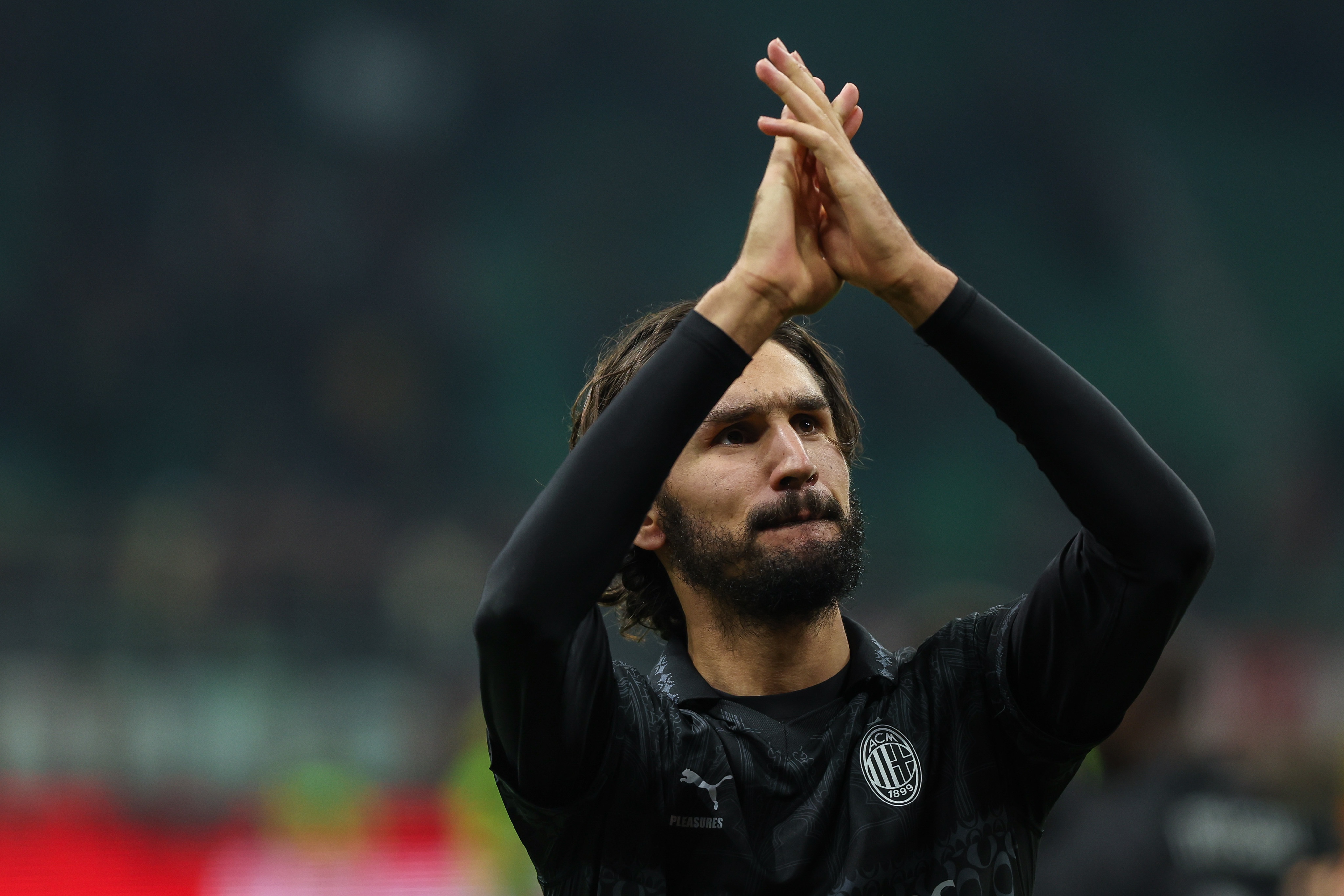 迪马济奥透露:萨索洛关注米兰中场阿德利,球员暂未接受转会