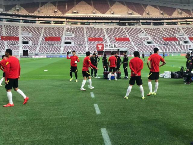 移动娱乐-对战日本国足主场氛围浓厚 巨型五星红旗铺设完成